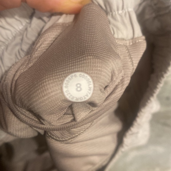 Lululemon athletics Light Grey 2 1/2” Shorts size 8 - Picture 7 of 7